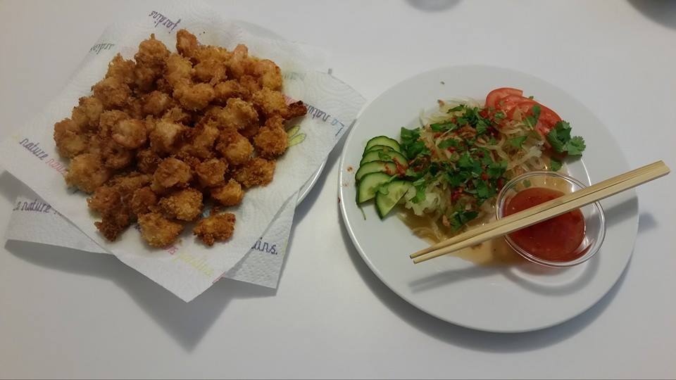 Beignets de crevettes et salade de papaye verte